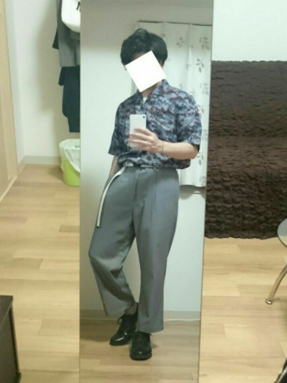 「夏コーデ、柄シャツ、ワイドパンツ、ガチャベルト、革靴」｜「UNIQLOのオープンカラーシャツ（柄・半袖）（シャツ/ブラウス、レッド系）」を使った、tskz.さん（メンズ・161cm）の夏コーディネートの1枚目の写真