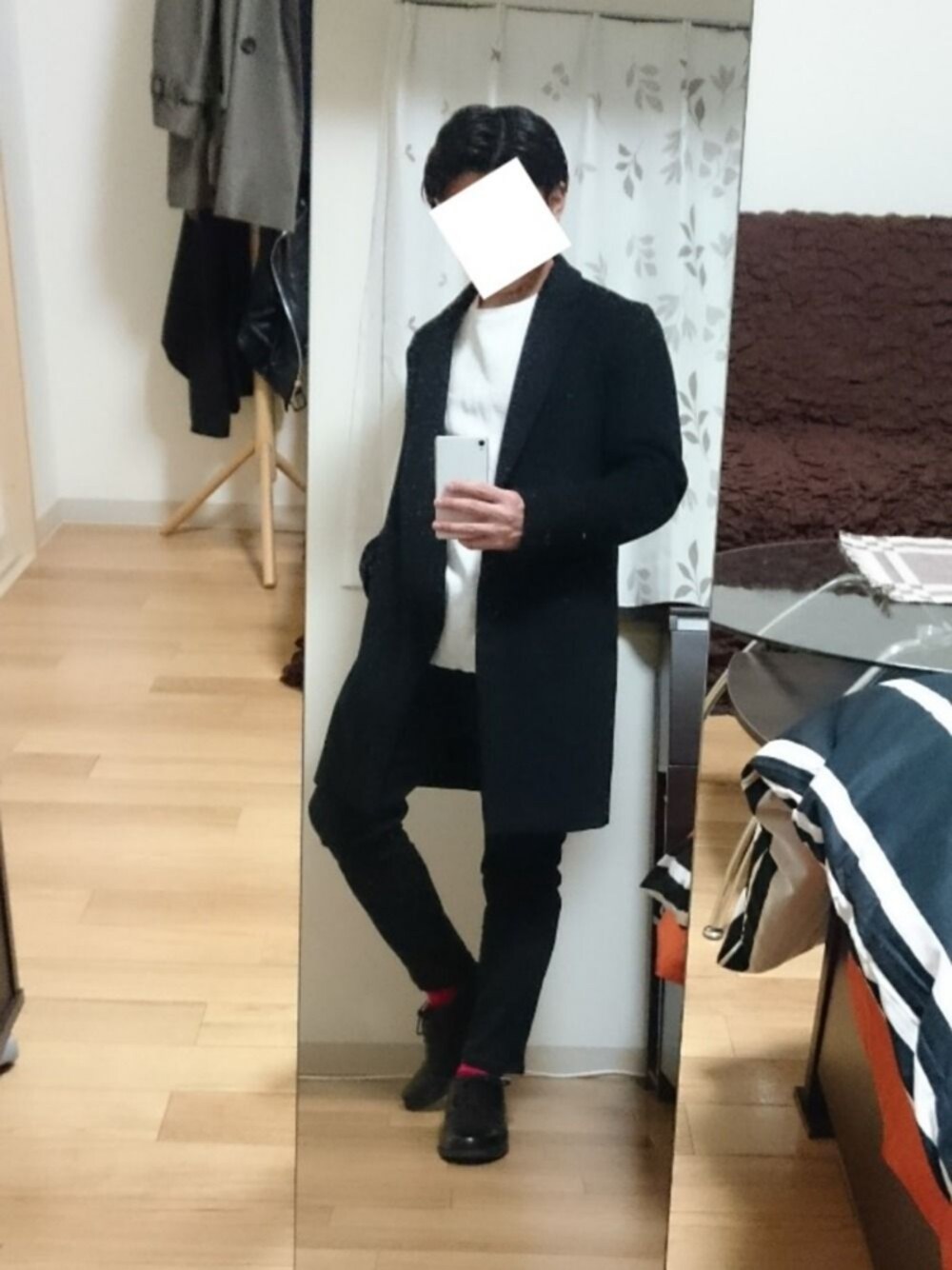 「春コーデ、チェスターコート、カットソー、黒スキニー、靴下、革靴」｜「N.HOOLYWOODの●N.HOOLYWOOD / 1B CHESTER（チェスターコート、ブラック系）」を使った、tskz.さん（メンズ・161cm）の春コーディネートの1枚目の写真