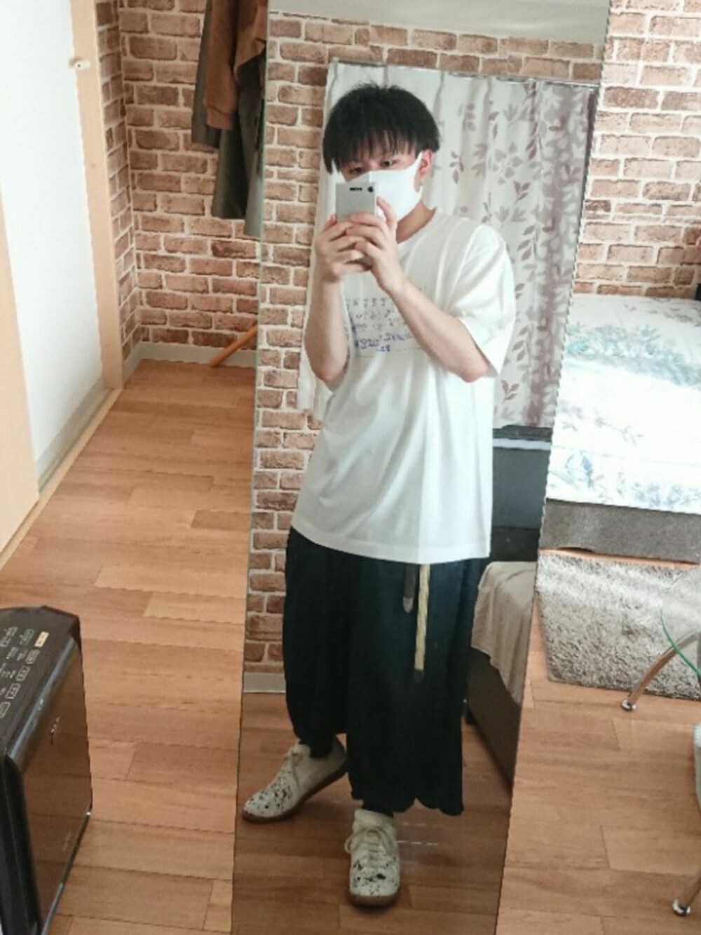 「Tシャツ、カラスパンツ、ソックス、ベルト、ジャーマントレーナー、ヨウジヤマモト、ヨウジヤマモトプールオム、Maison Margiela」｜「Maison MargielaのMaison Margiela “MAKO” コットンジャージートップス（Tシャツ/カットソー、ホワイト系）」を使った、tskz.さん（メンズ・161cm）の夏コーディネートの1枚目の写真