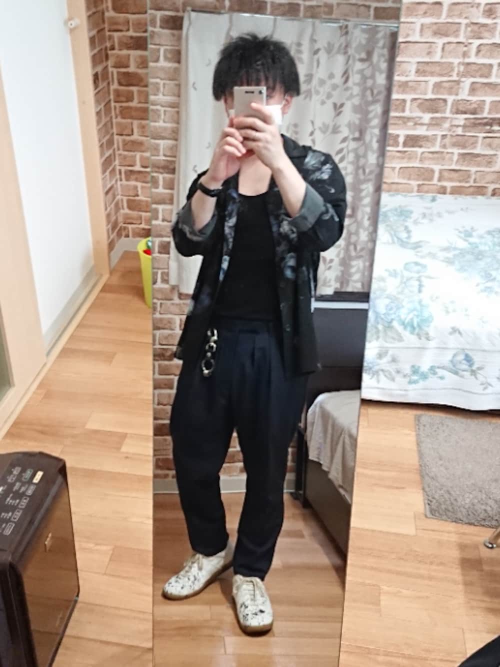 「オープンカラーシャツ、タンクトップ、スラックス、ソックス、スニーカー、カラビナ、LAD MUSICIAN、yohji yamamoto 、KAZUYUKI KUMAGAI、Maison Margiela」｜「LAD MUSICIANの【2/28入荷予定】フラワープリントパジャマシャツ（その他、ブルー系）」を使った、tskz.さん（メンズ・161cm）の夏コーディネートの1枚目の写真