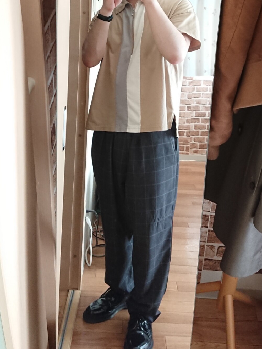 「ポロシャツ、コックパンツ、革靴、factotum、graphpaper、Dr.Martens」｜「FACTOTUMのアイテム（ポロシャツ、ベージュ系）」を使った、tskz.さん（メンズ・161cm）の夏コーディネートの1枚目の写真