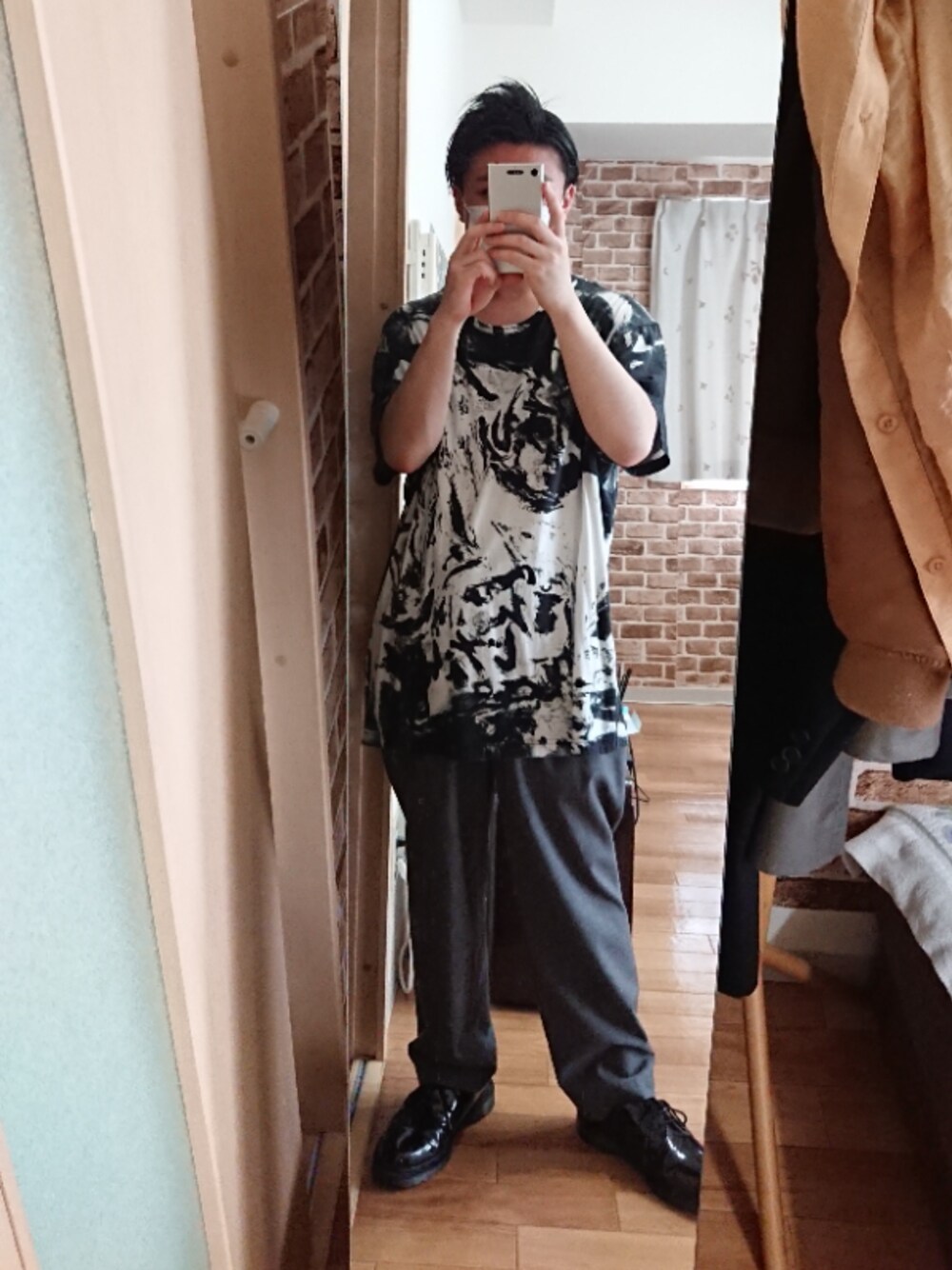 「Tシャツ、パンツ、革靴、yohji yamamoto 、ヨウジヤマモト、black scandal yohji yamamoto、ブラックスキャンダル、salvy;、サヴィー、Dr.Martens」｜「BLACK Scandal Yohji Yamamotoのアイテム（Tシャツ/カットソー、ブラック系）」を使った、tskz.さん（メンズ・161cm）の夏コーディネートの1枚目の写真