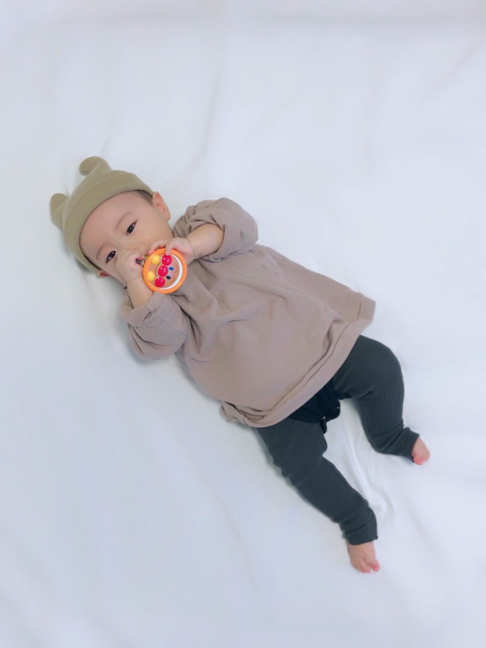 「秋のコーデ、男の子、キッズコーデ、ベビーコーデ、monmimi、赤ちゃん、7ヶ月、０歳」｜「楽天のアイテム（ニットキャップ/ビーニー、ベージュ系）」を使った、yukiさん（キッズ・70cm）の秋コーディネートの1枚目の写真