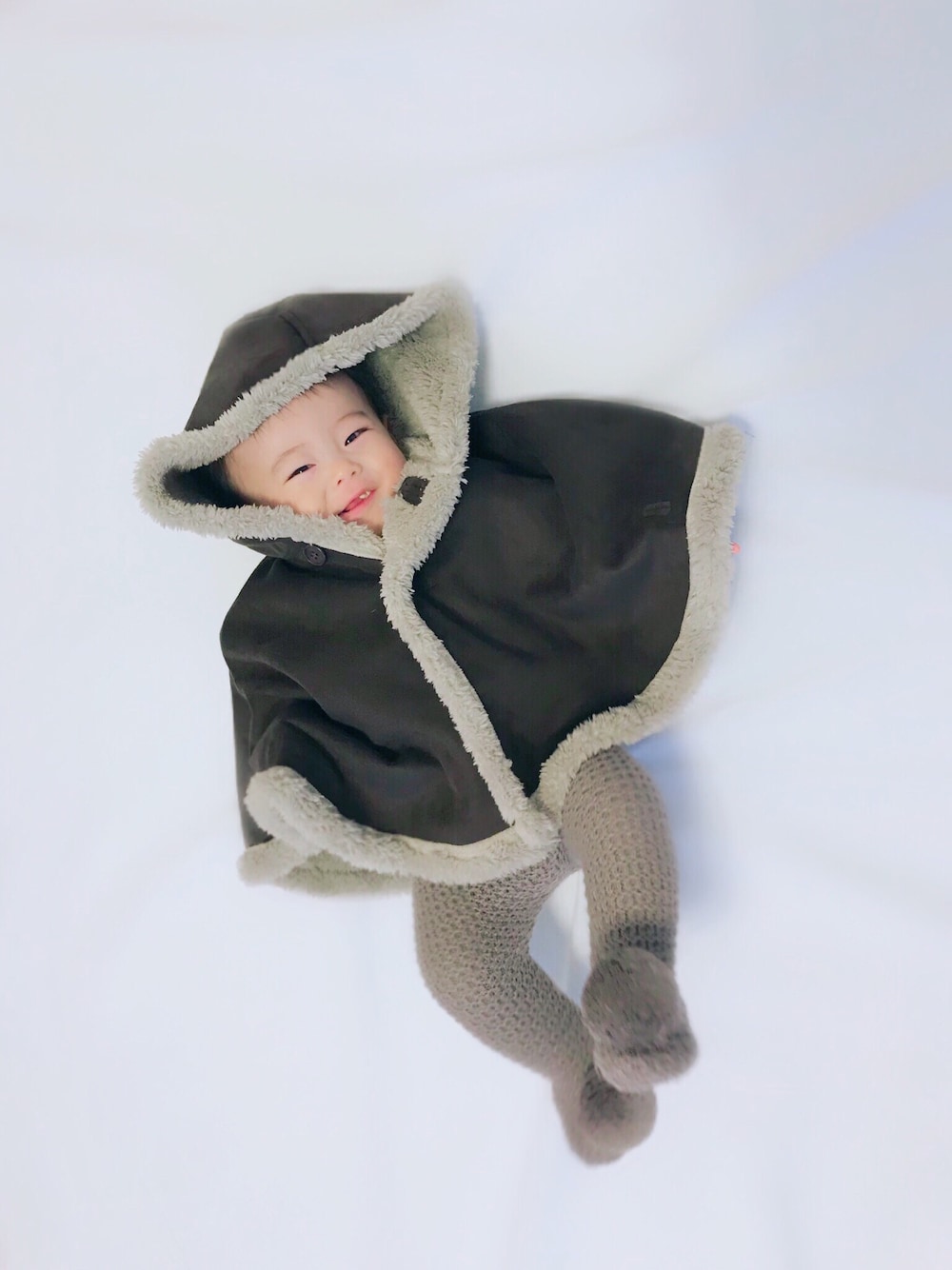 「冬、キッズコーデ、ベビーコーデ、赤ちゃん、8ヶ月、70cm、男の子、ポンチョ、wolf&rita」｜「green label relaxingの【ベビー】フェイクムートン フードポンチョ（ポンチョ、ブラウン系）」を使った、yukiさん（キッズ・70cm）の冬コーディネートの1枚目の写真