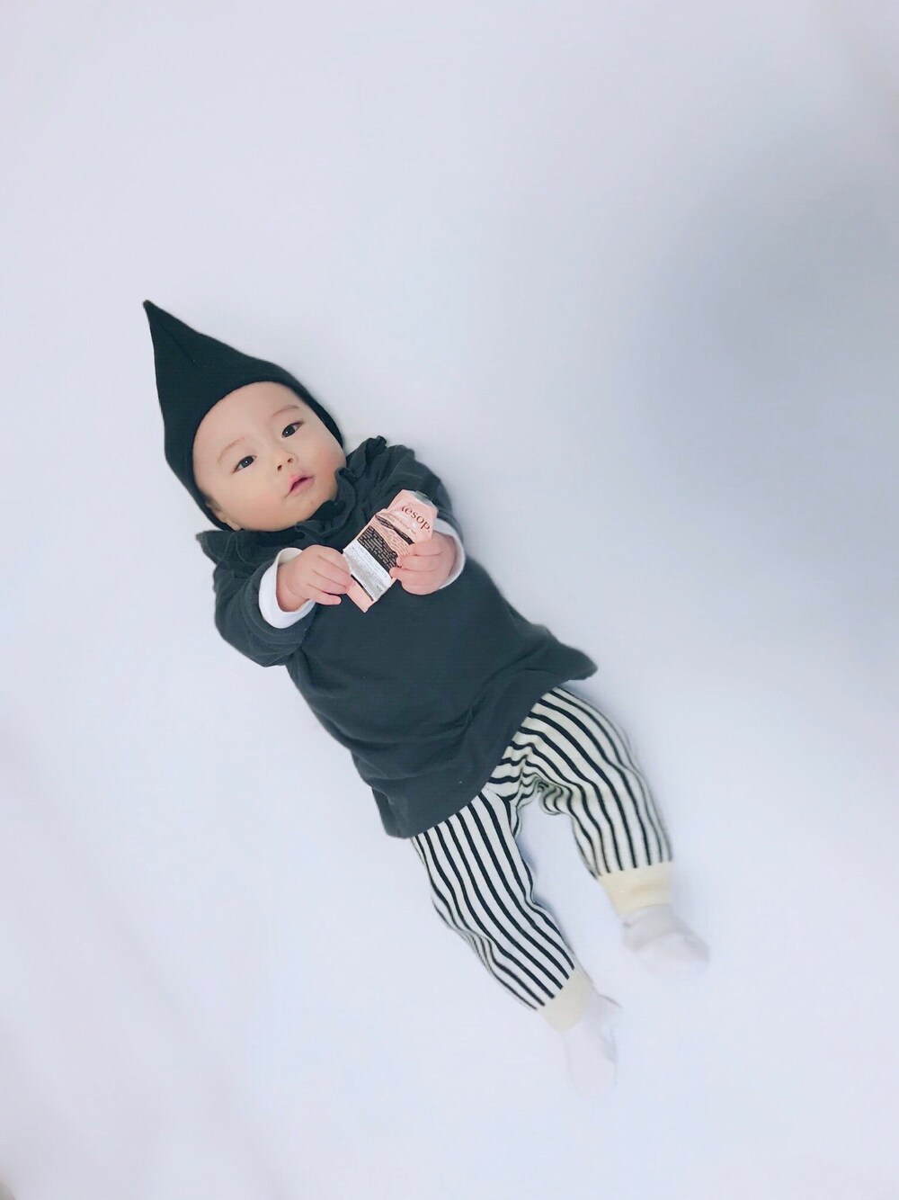 ブラック系のレギンス/スパッツ、グレー系のスタイ/よだれかけを着用したキッズの冬コーディネートの1枚目の写真