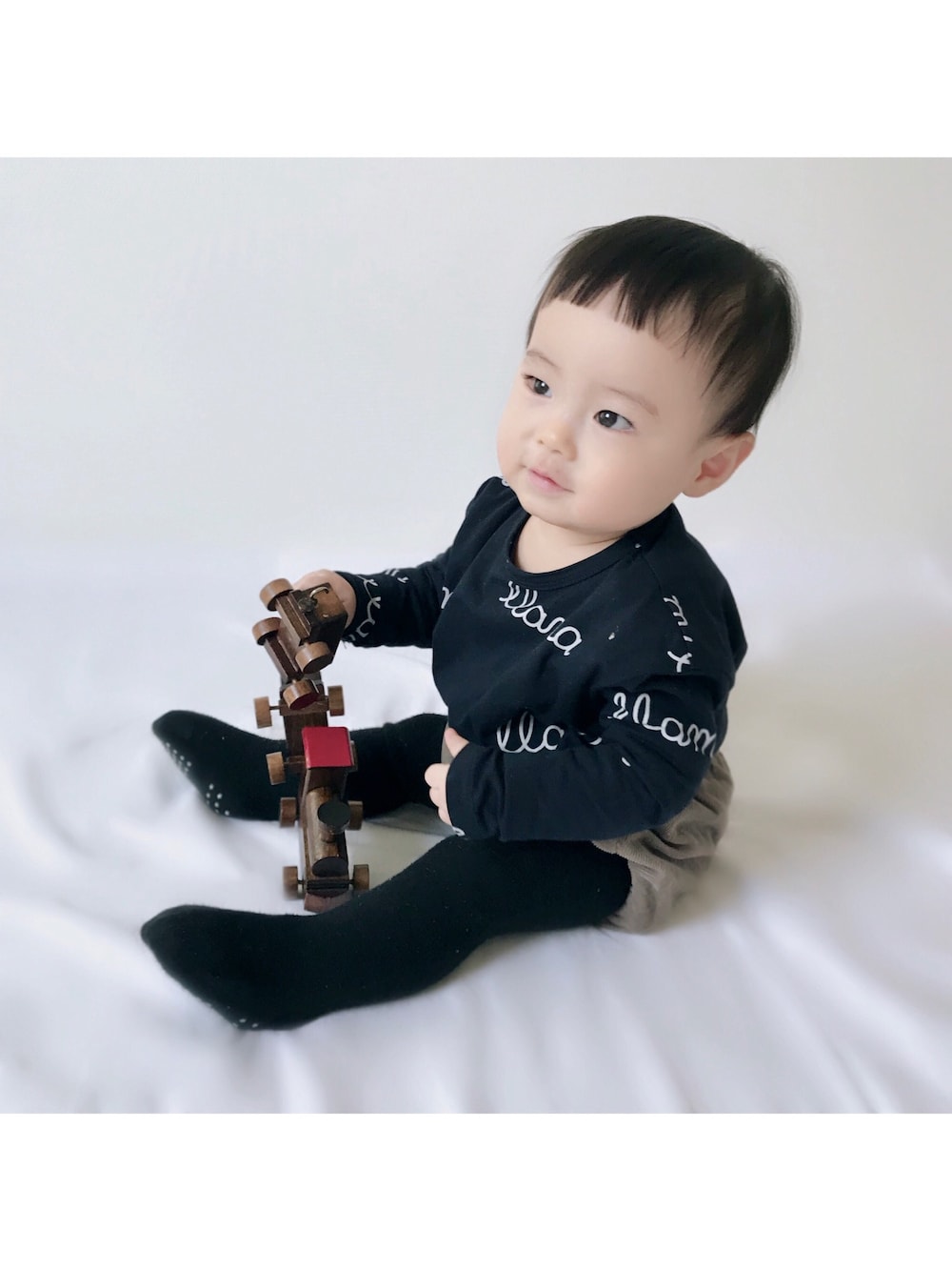 「ベビーコーデ、キッズコーデ、男の子コーデ、おとこのこ、赤ちゃん、10ヶ月、70cm、80cm、monmimi、tinycottons」｜「tinycottonsのアイテム（Tシャツ/カットソー、ブルー系）」を使った、yukiさん（キッズ・70cm）の冬コーディネートの1枚目の写真