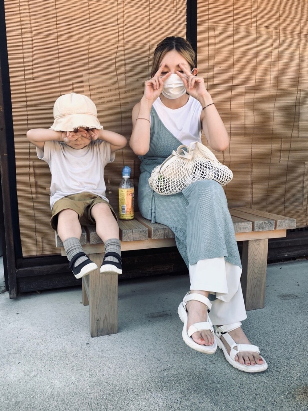 「親子コーデ、ママコーデ、キッズコーデ、男の子、3歳、夏コーデ、ユニクロ、無印良品、サンダル、teva」｜「nitcaのSHARLYCARN　60/2H/T COTTON 変形ワンピース（ワンピース、ブルー系）」を使った、yukiさん（キッズ・90cm）の夏コーディネートの1枚目の写真