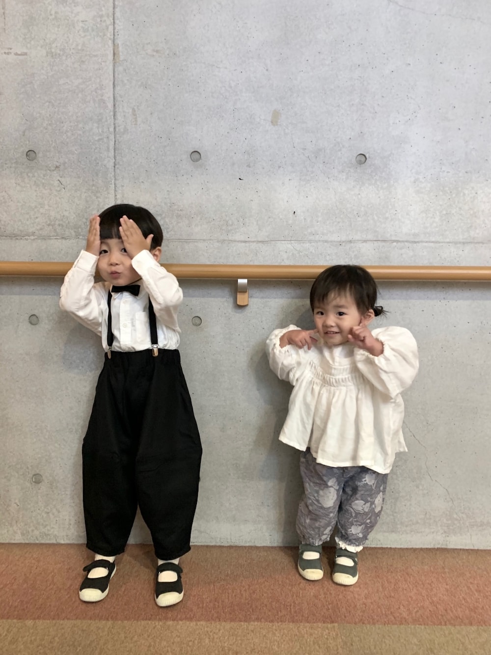 「キッズコーデ、オケージョン、男の子コーデ、女の子コーデ、3歳、1歳、サスペンダー、蝶ネクタイ、兄妹コーデ、黒パンツ」｜「tack tack tackのアイテム（シャツ/ブラウス、ホワイト系）」を使った、yukiさん（キッズ・90cm）の秋コーディネートの1枚目の写真