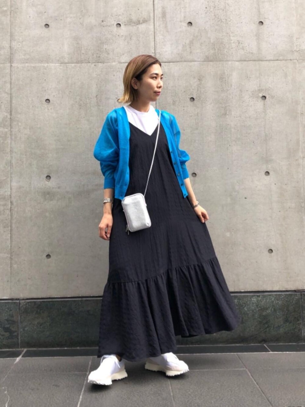 「BEAUTY&YOUTH UNITED ARROWSのBY∴ レザージップスリムウォレットショルダー（ポーチ、シルバー系）」を使った、kobayashiさん（レディース・160cm）の夏コーディネートの1枚目の写真