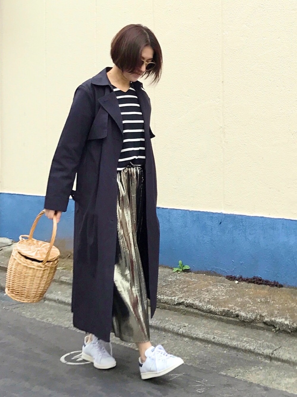 ブルー系のトレンチコート、その他のTシャツ/カットソー、ゴールド系のスカートを着用したレディースの春コーディネートの1枚目の写真