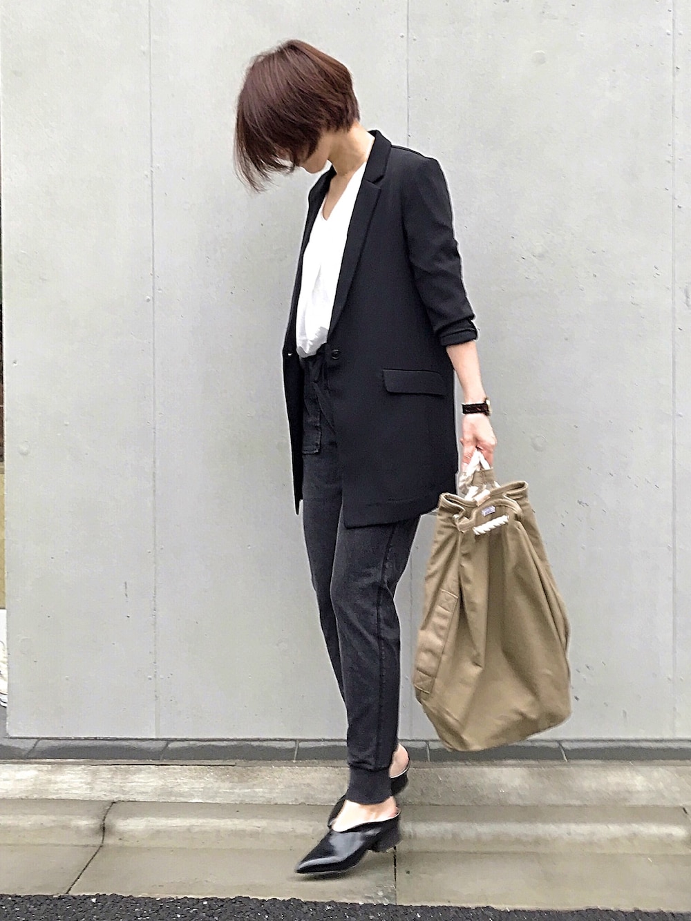 ブルー系のジャケット/アウター、ホワイト系のシャツ/ブラウス、ブラック系のパンツを着用したレディースの春コーディネートの1枚目の写真