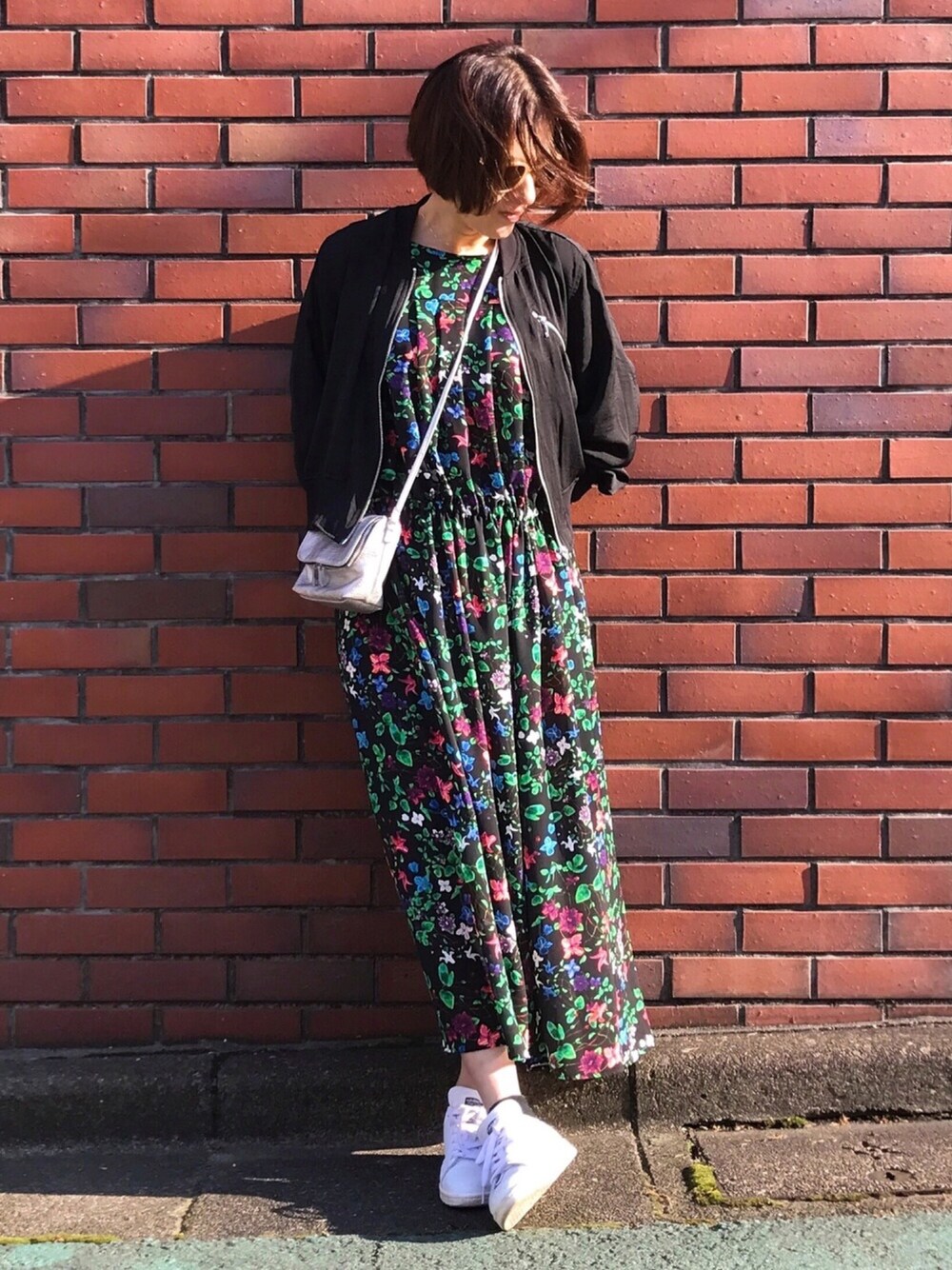 「シンプル、オトナカジュアル、はるコーデ、ootd、ラフ、花柄、花柄ワンピース、ワンピース、スニーカー、H&M」｜「H&Mのアイテム（ジャケット/アウター、ブラック系）」を使った、mayu.tさん（レディース・155cm）の春コーディネートの1枚目の写真