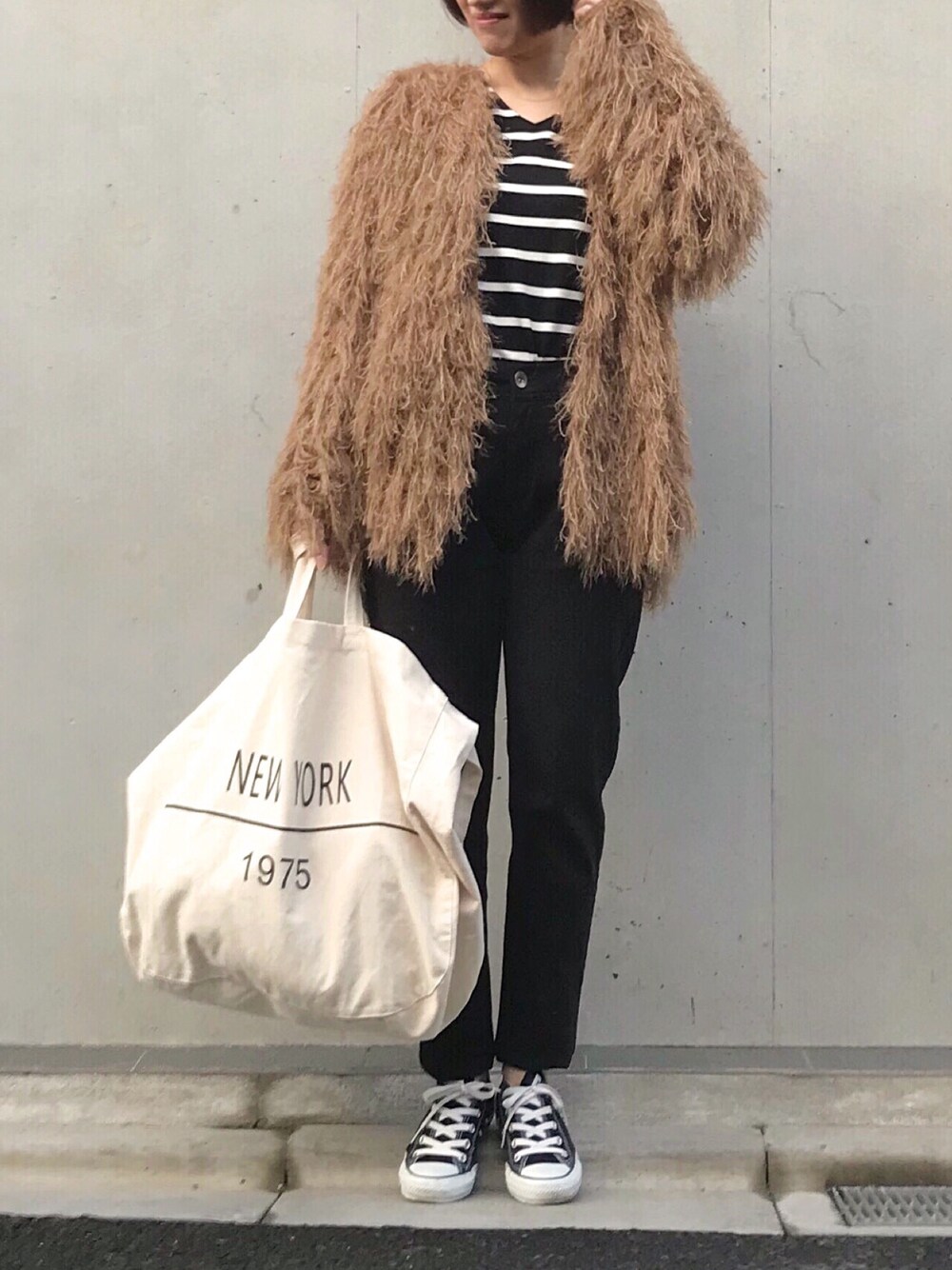 「オトナカジュアル、冬コーデ、シンプル、シャギーニット、ニットカーディガン、ボーダートップス、休日スタイル、TODAYFUL、converse、furryrate」｜「TODAYFULのシャギーニットカーディガン（カーディガン/ボレロ、ブラウン系）」を使った、mayu.tさん（レディース・155cm）の秋コーディネートの1枚目の写真