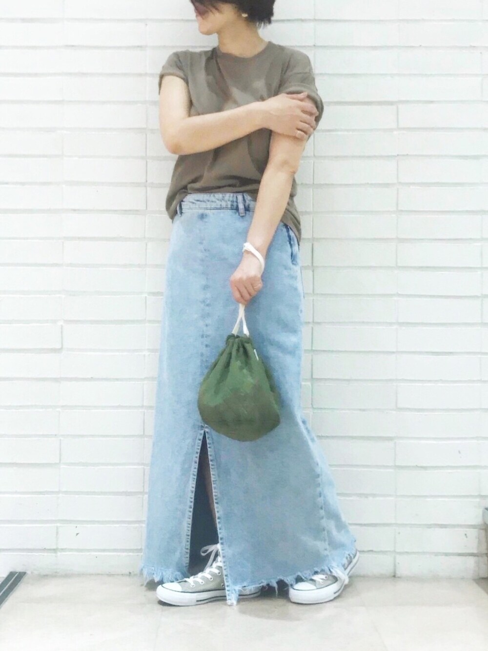 「デニムスカート、UNIQLO、ユニクロ、カットオフデニム、シンプルコーデ、夏、オトナカジュアル、きれいめカジュアル、プチプラ、巾着バッグ」｜「UNIQLOのアイテム（Tシャツ/カットソー、ベージュ系）」を使った、mayu.tさん（レディース・155cm）の夏コーディネートの1枚目の写真