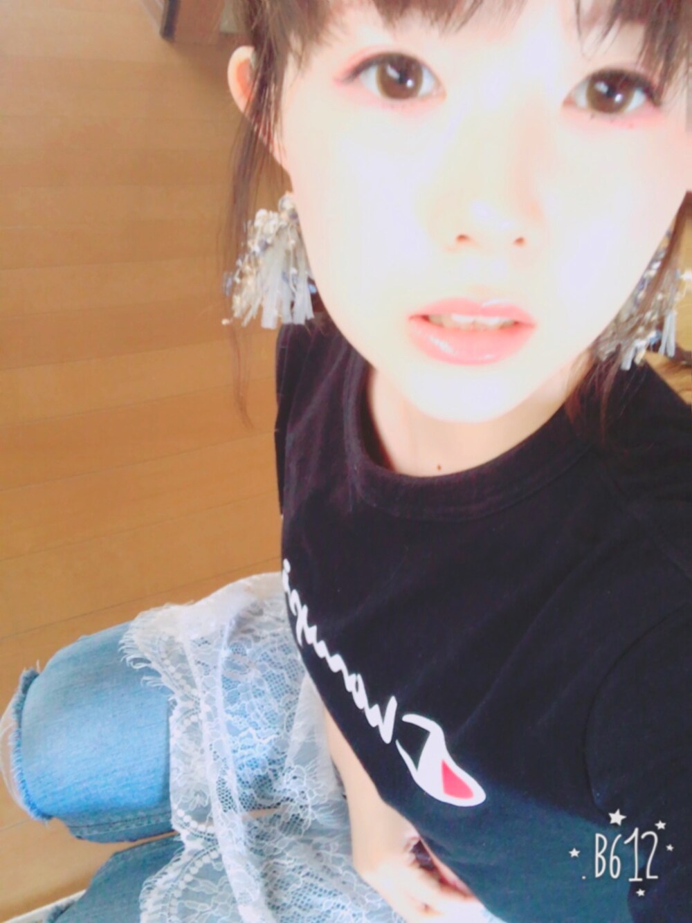 「ライトオン、ダメージデニムパンツ、レース、チャンピオン、カットオフデニム、カジュアル」｜「ChampionのロゴプリントＴシャツ（Tシャツ/カットソー、ブラック系）」を使った、ゆぴ。さん（レディース・154cm）の春コーディネートの1枚目の写真