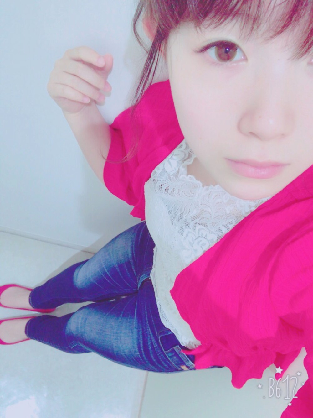 「赤、カジュアルコーデ、nice claup、GU、SOMETHING、デニム、レーストップス、who's who chico」｜「one after another NICE CLAUPのエアリーVネックカーディガン（カーディガン/ボレロ、レッド系）」を使った、ゆぴ。さん（レディース・154cm）の春コーディネートの1枚目の写真