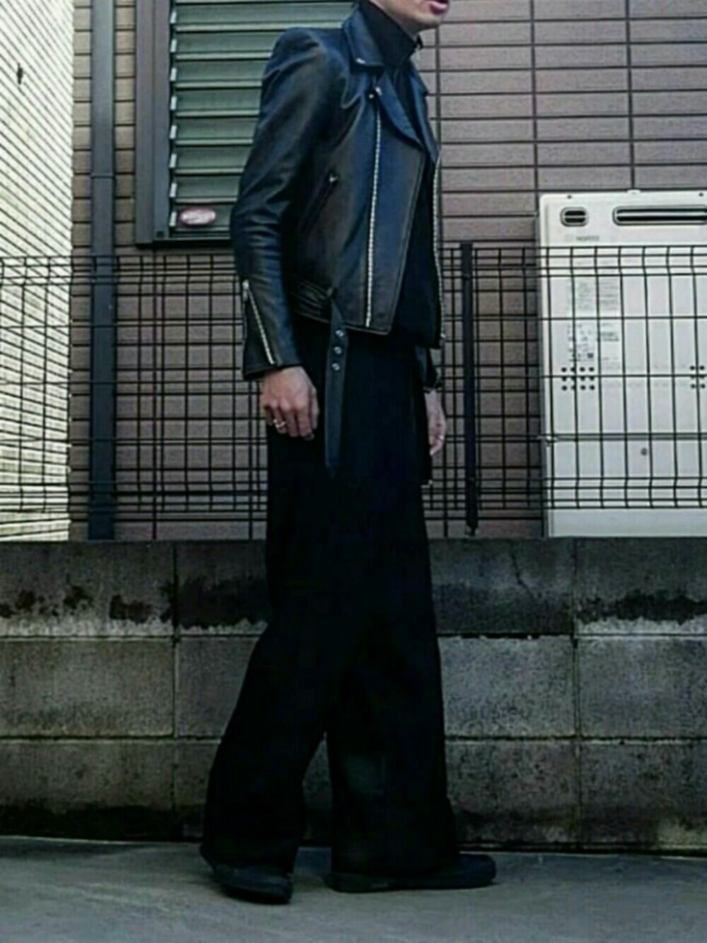 「モード、ブラック、ジョンローレンスサリバン、エトセンス、マルジェラ、ワイドパンツ、ライダース、ダブルライダース、冬コーデ、ootd」｜「Maison Margielaのアイテム（ベスト、ブラック系）」を使った、ササキさん（メンズ・180cm）の冬コーディネートの1枚目の写真