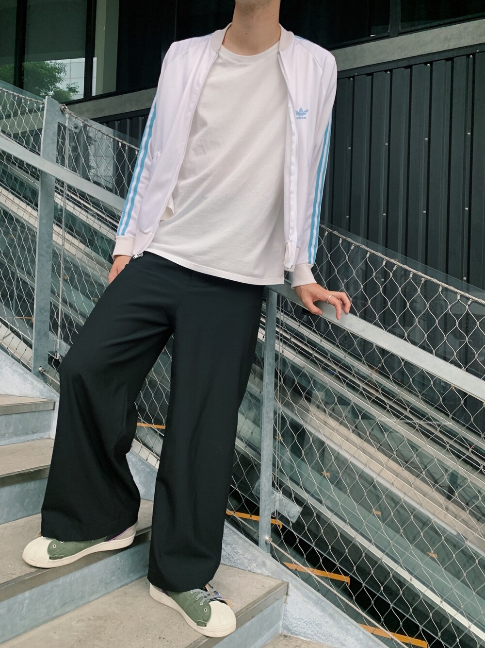 「これが私をアゲる服、アディダスジャージ、adidas、ATP、エトセンス、ワイドスラックス、ワイドパンツ、ジャージ、モードストリート、スポーツミックス」｜「ETHOSENSの【ETHOSENS】ワイドスラックス（スラックス、ブラック系）」を使った、ササキさん（メンズ・179cm）の春コーディネートの1枚目の写真