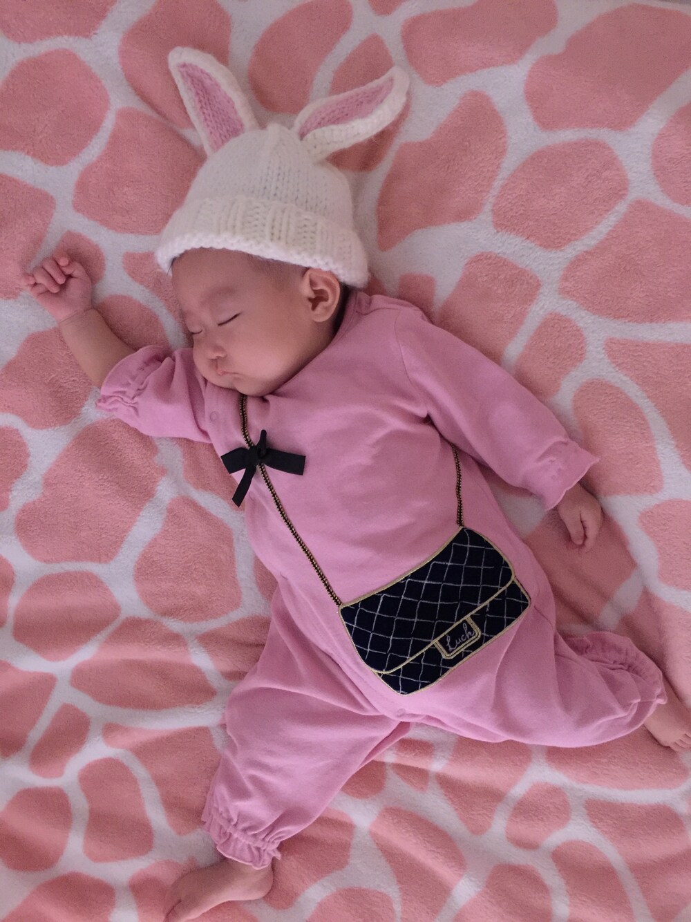「petit main、プティマイン、babyfashion、ベビーファッション、babycode、ベビーコーデ、babygirl 、ベビーガール、うさぎちゃん、6ヶ月」｜「petit mainのBAGモチーフロンパース（ロンパース、ピンク系）」を使った、NONNONさん（キッズ・60cm）の春コーディネートの1枚目の写真