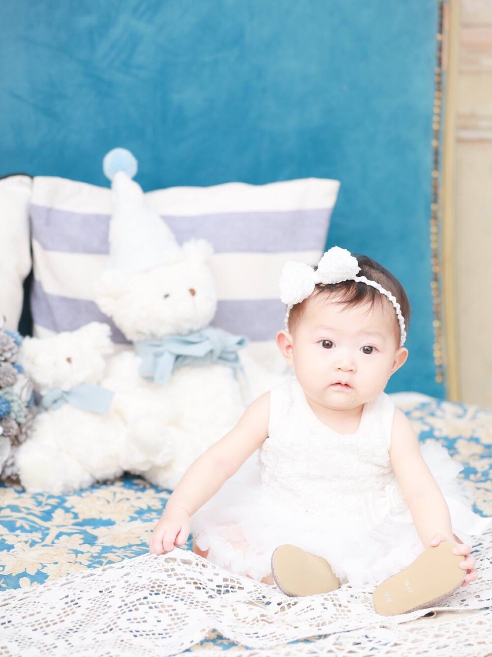 「Xmascode、クリスマスコーデ、babyfashion、ベビーファッション、babycode、ベビーコーデ、babygirl 、ベビーガール、whitecode、ホワイトコーデ」｜「presentのアイテム（ワンピース、ホワイト系）」を使った、NONNONさん（キッズ・60cm）の春コーディネートの1枚目の写真