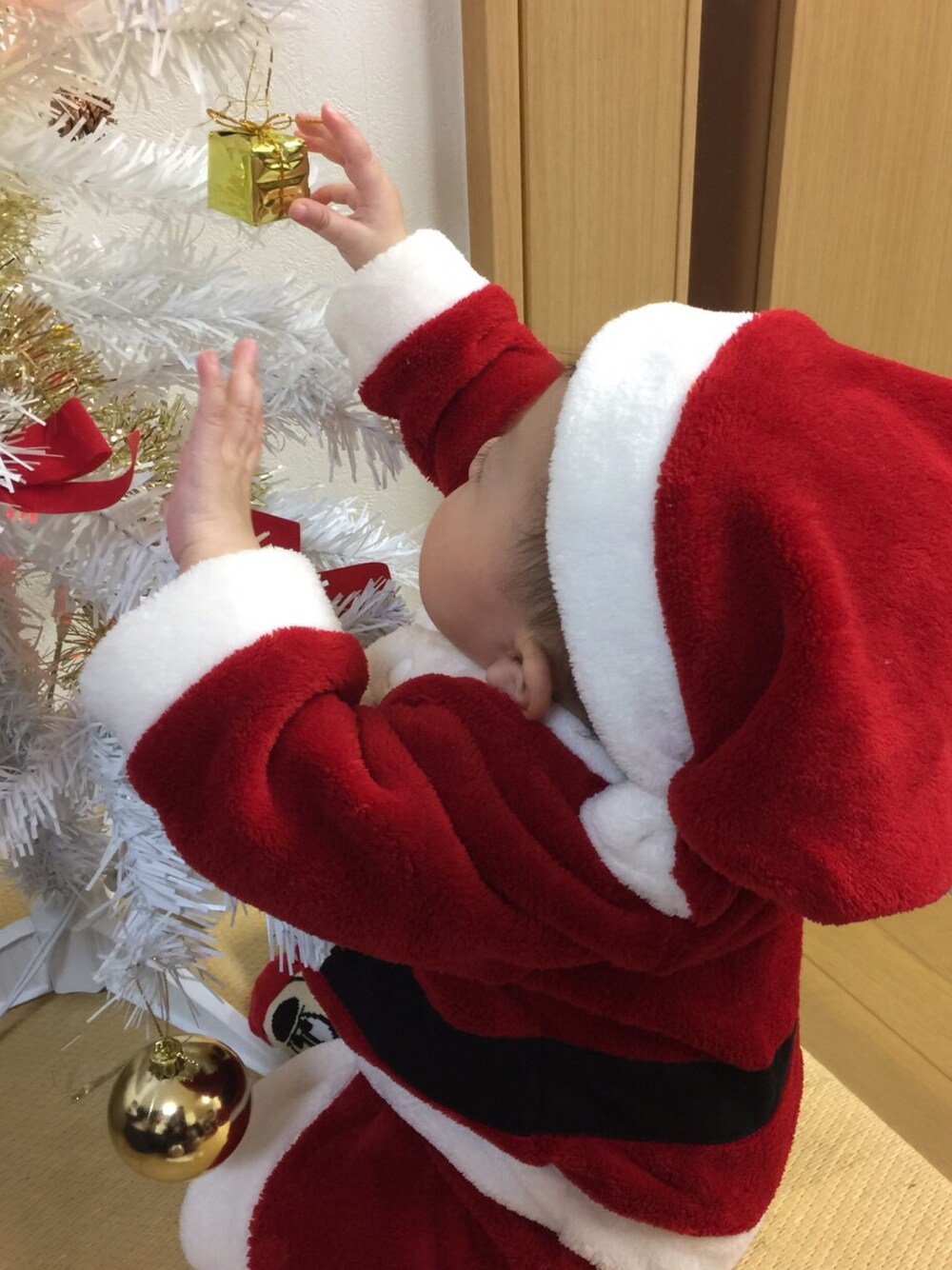 「Xmascode、クリスマスコーデ、babyfashion、ベビーファッション、babycode、ベビーコーデ、babygirl 、ベビーガール、サンタさん、なりきりコーデ」｜「しまむらのアイテム（ロンパース、レッド系）」を使った、NONNONさん（キッズ・60cm）の春コーディネートの1枚目の写真