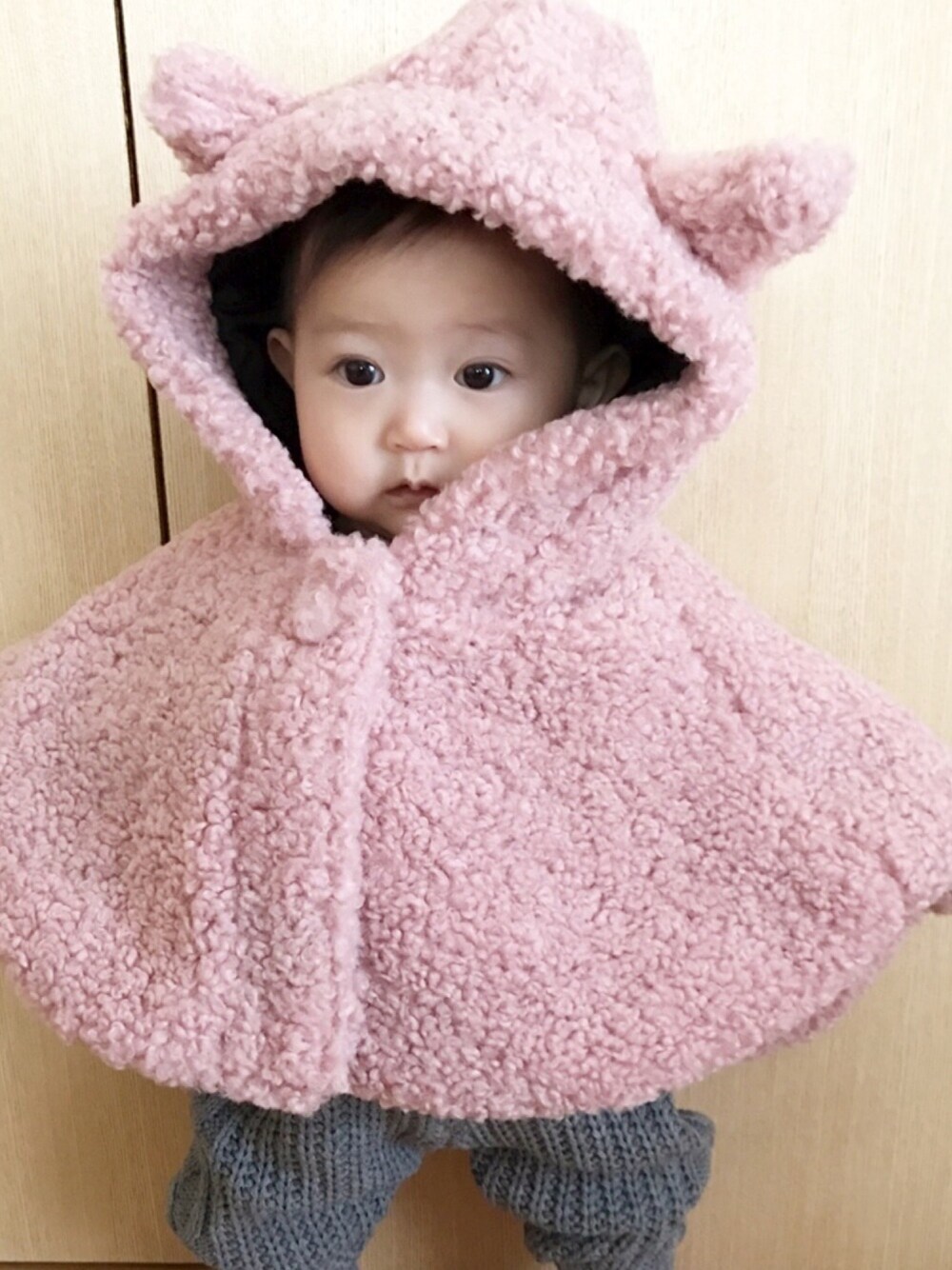 「Avan Lily、アヴァンリリィ、babyfashion、ベビーファッション、babycode、ベビーコーデ、babygirl 、ベビーガール」｜「AVAN LILYのBD Mﾌﾟｰﾄﾞﾙﾎﾞｱﾎﾟﾝﾁｮ（ポンチョ、ピンク系）」を使った、NONNONさん（キッズ・60cm）の春コーディネートの1枚目の写真