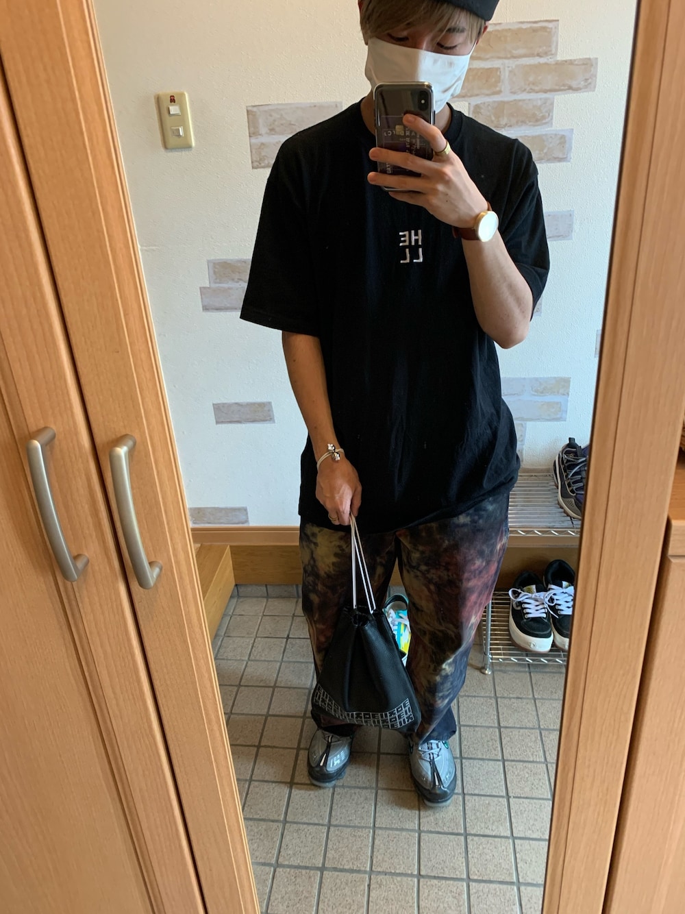「低身長、Tシャツ」｜「HELLのアイテム（Tシャツ/カットソー、ブラック系）」を使った、yuuuuuuuuuumaさん（メンズ・166cm）の夏コーディネートの1枚目の写真