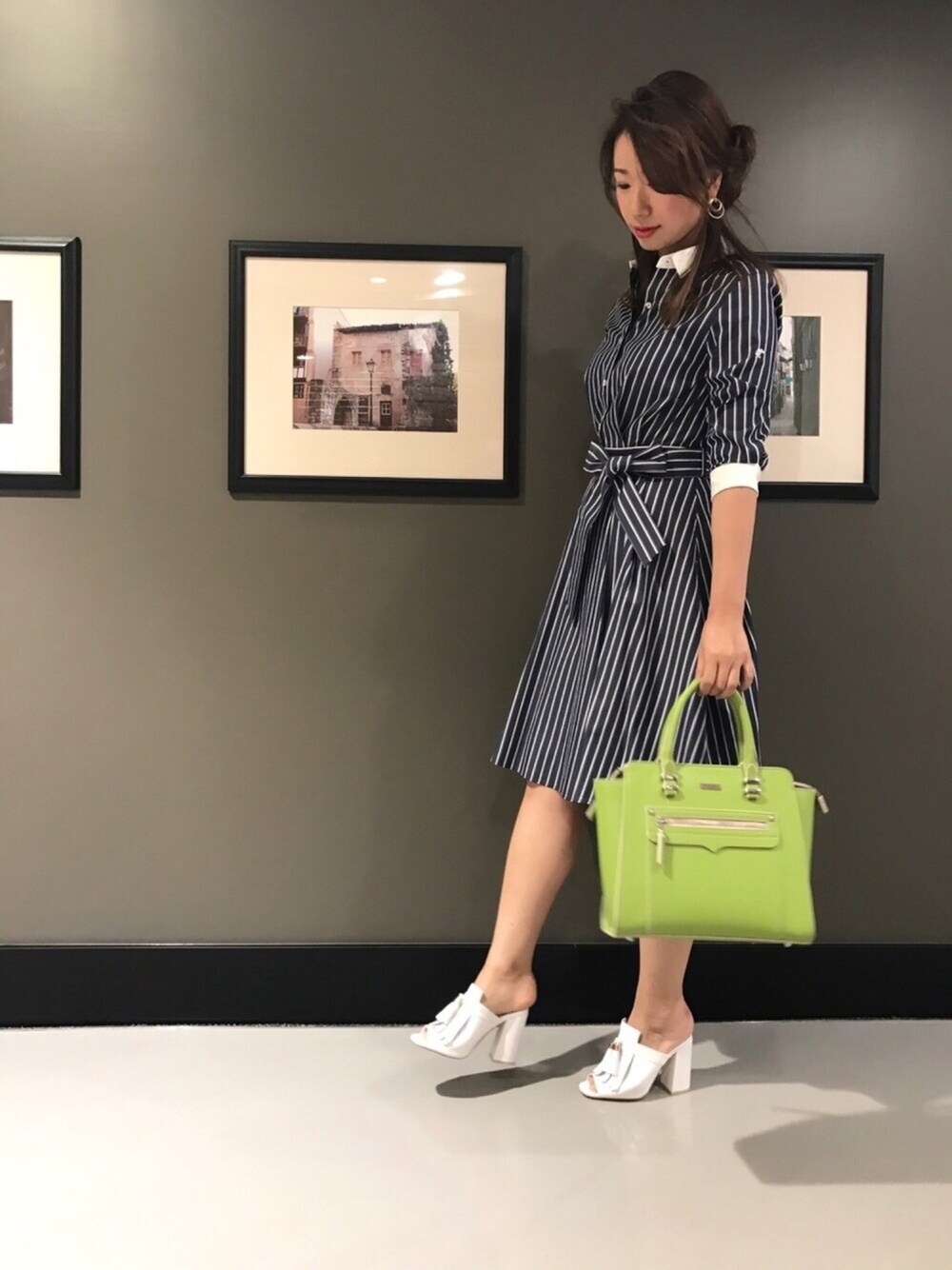 「ハイウエスト、fashion、休日スタイル、レトロ、ラフ、シャツワンピ、LOVELESS、GUILD PRIME、ストライプワンピース、GUILDPRIME」｜「LOVELESSの【LOVELESS】WOMENS オープントゥタッセルヒールミュール（サンダル、ホワイト系）」を使った、mikaさん（レディース・169cm）の春コーディネートの1枚目の写真