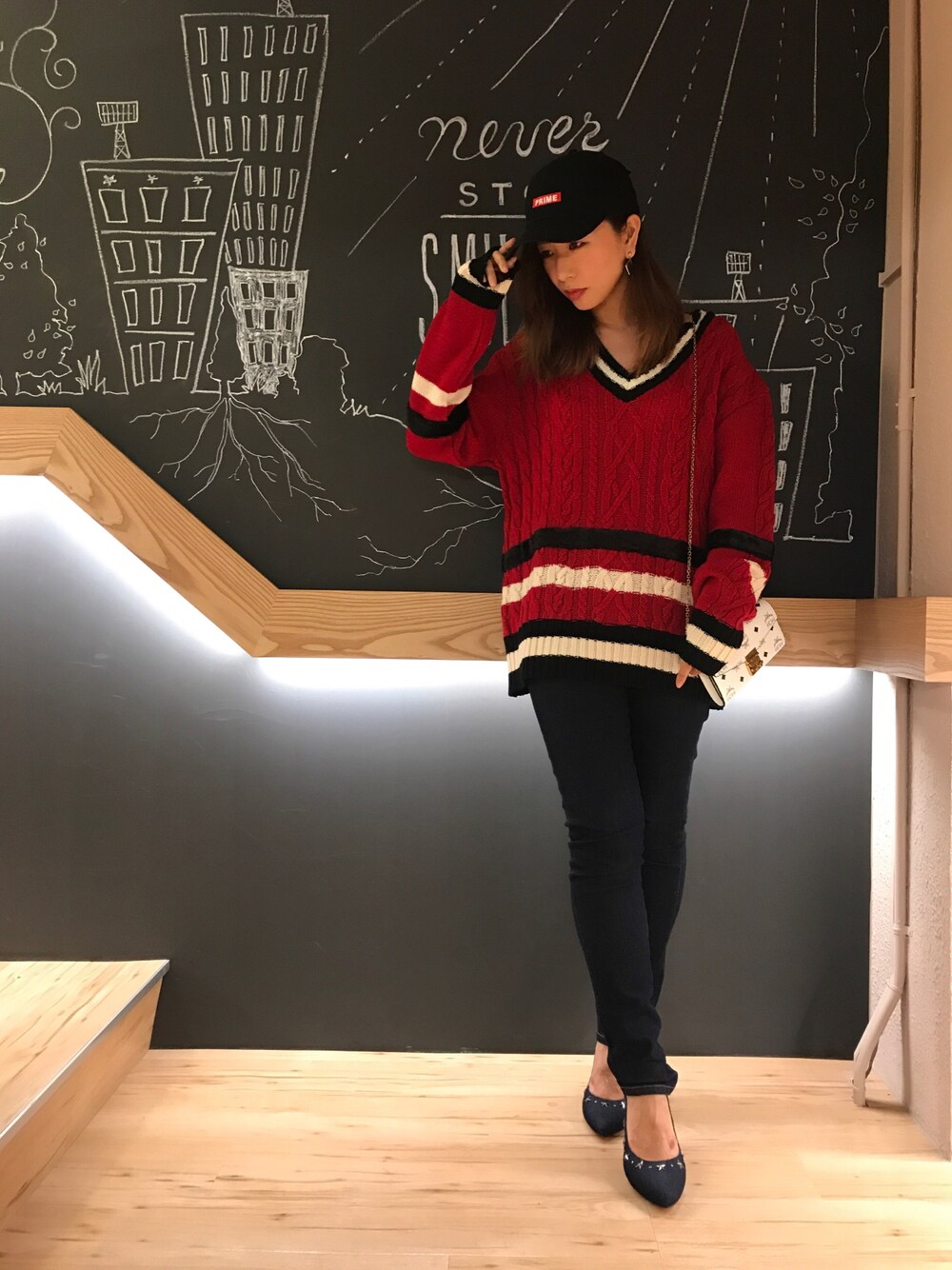 「ファー、カジュアル、キャップ、スポーツミックス、仙台、LOVELESS、GUILD PRIME、シンプルコーデ、秋、Education From Youngmachines」｜「GUILD PRIMEの【GUILD PRIME】WOMENS スタースタッズデニムパンプス（パンプス、ブルー系）」を使った、mikaさん（レディース・169cm）の秋コーディネートの1枚目の写真