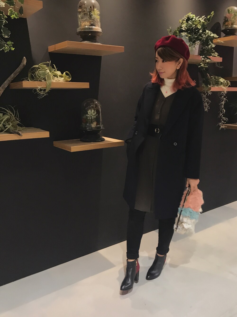 「カジュアル、ベレー帽、レイヤードスタイル、休日スタイル、白ニット、LOVELESS、パンツスタイル、GUILDPRIME、オトナカジュアル、オトナ女子」｜「LOVELESSの【LOVELESS】WOMENS ベルベットコンビショートブーツ（ブーティ、レッド系）」を使った、mikaさん（レディース・169cm）の秋コーディネートの1枚目の写真