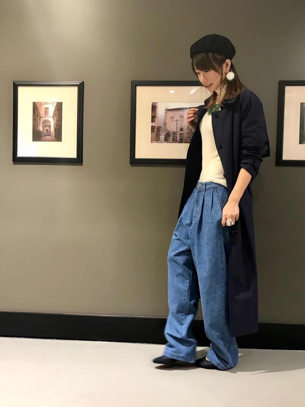 「デニム、トレンチコート、ベレー帽、ハイネック、ロングコート、LOVELESS、GUILD PRIME、シンプルコーデ、ラクチンコーデ、avie」｜「GUILD PRIMEの【GUILD PRIME】MENS ハードウォッシュタックデニム（デニムパンツ、ブルー系）」を使った、mikaさん（レディース・169cm）の冬コーディネートの1枚目の写真