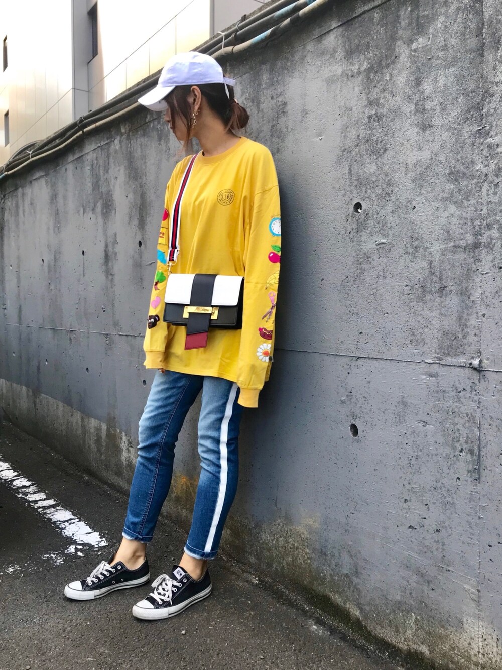 「デニム、カジュアル、ロンT、スニーカーコーデ、LOVELESS、GUILD PRIME、シンプルコーデ、little sunny bite、ラインパンツ、おしゃれさんと繋がりたい」｜「GUILD PRIMEの【GUILD PRIME】PRIMEキャップ（キャップ、ホワイト系）」を使った、mikaさん（レディース・169cm）の春コーディネートの1枚目の写真