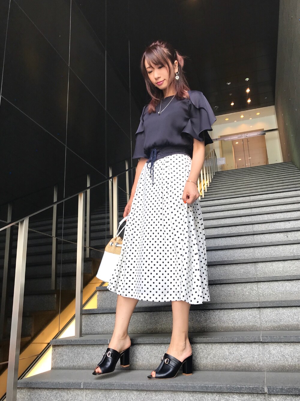 「シンプル、ドット、白、大人カジュアル、サンダル、LOVELESS、かごバッグ、大人ガーリー、GUILDPRIME、オトナ女子」｜「GUILD PRIMEの【GUILD PRIME】WOMENS 2WAYコルセットブラウス（シャツ/ブラウス、ブルー系）」を使った、mikaさん（レディース・169cm）の春コーディネートの1枚目の写真