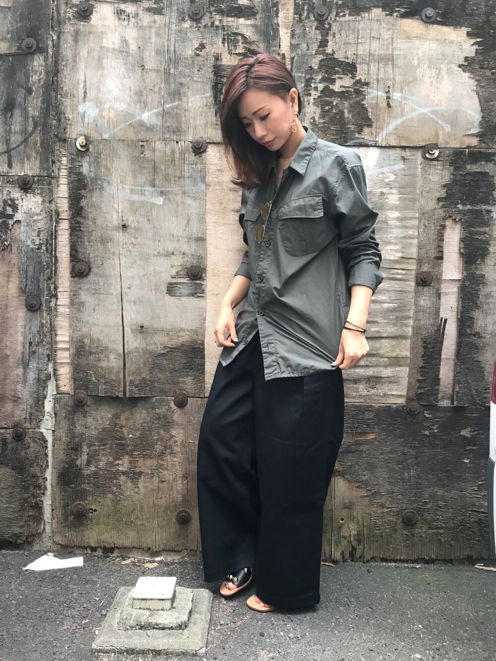 「大人カジュアル、ワイドパンツ、LOVELESS、シンプルコーデ、シャツスタイル、カジュアルコーデ、ゆるコーデ、little sunny bite、GUILDPRIME、オトナカジュアル」｜「GUILD PRIMEの【GUILD PRIME】MENS ガーメントダイミリタリーシャツ（シャツ/ブラウス、グリーン系）」を使った、mikaさん（レディース・169cm）の夏コーディネートの1枚目の写真