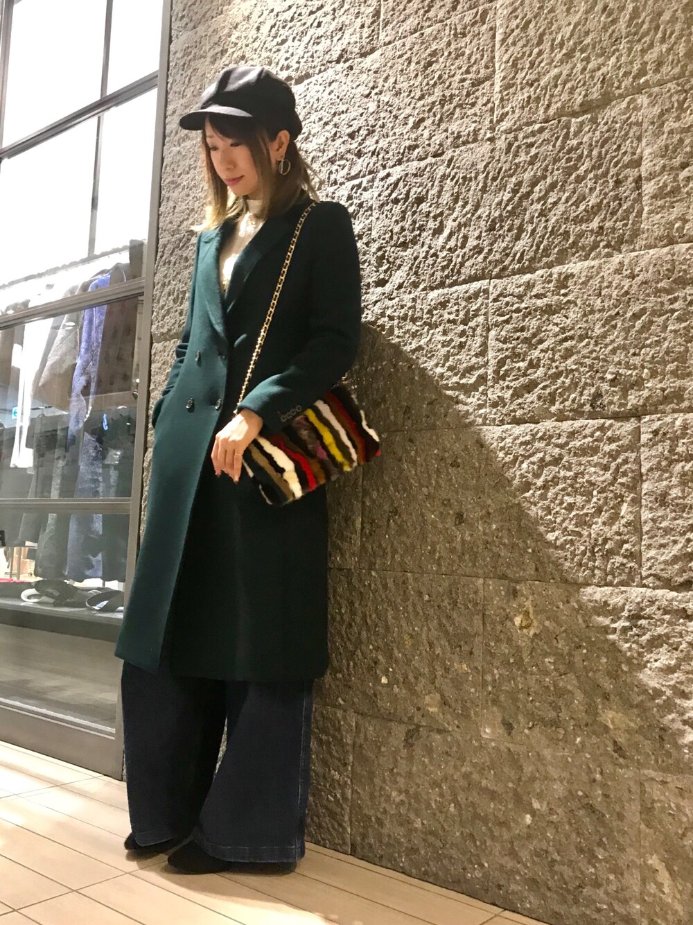 「デニム、ショルダーバッグ、新宿、白ニット、きれいめカジュアル、LOVELESS、GUILD PRIME、シンプルコーデ、ゆるコーデ、loveless ssf」｜「LOVELESSの＊otonaMUSE掲載＊【LOVELESS】ボトルグリーンチェスターコート（チェスターコート、グリーン系）」を使った、mikaさん（レディース・169cm）の秋コーディネートの1枚目の写真