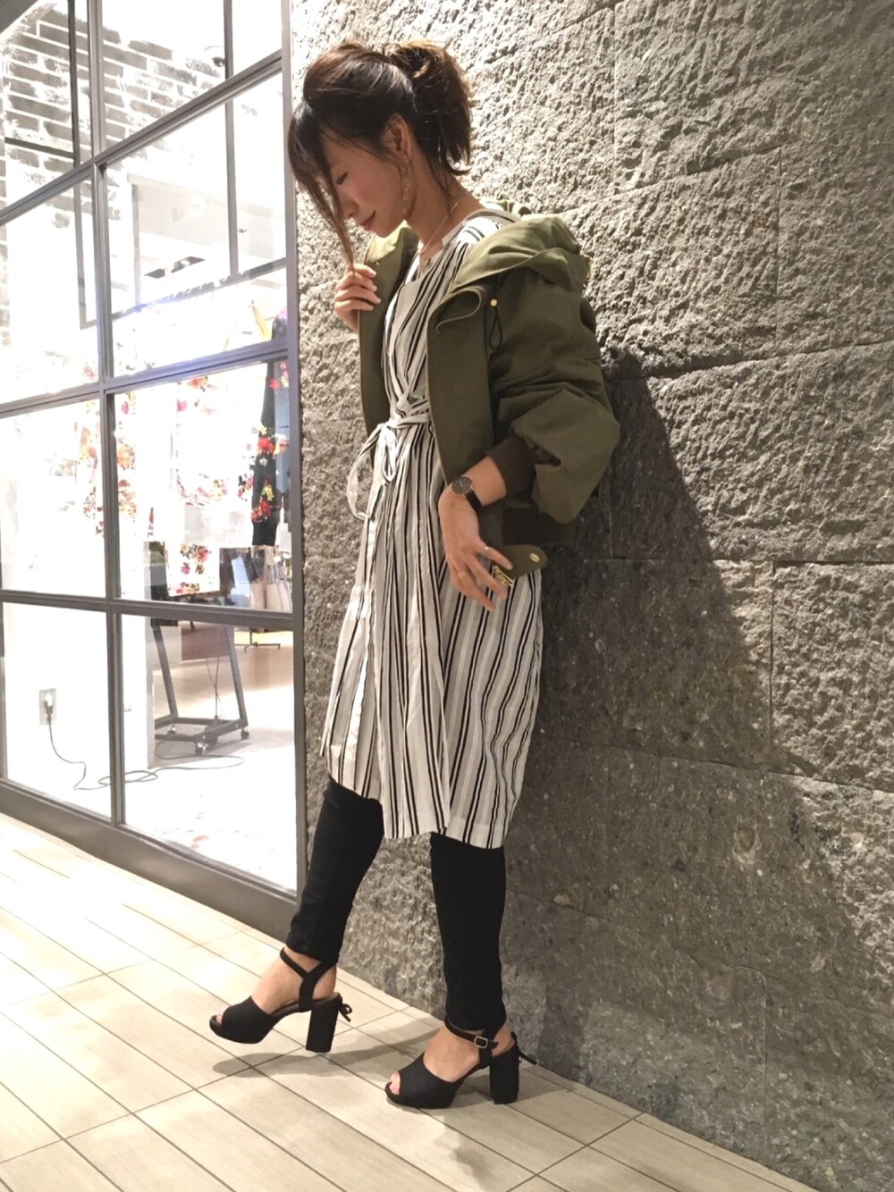 「カジュアル、シンプル、オーバーサイズ、シャツワンピ、きれいめカジュアル、パンツスタイル、春コーデ、シャツスタイル、オトナカジュアル、はるコーデ」｜「Frei EAの【Frei EA】WOMEN スキッパーロングシャツドレス（シャツワンピース、ホワイト系）」を使った、mikaさん（レディース・169cm）の春コーディネートの1枚目の写真