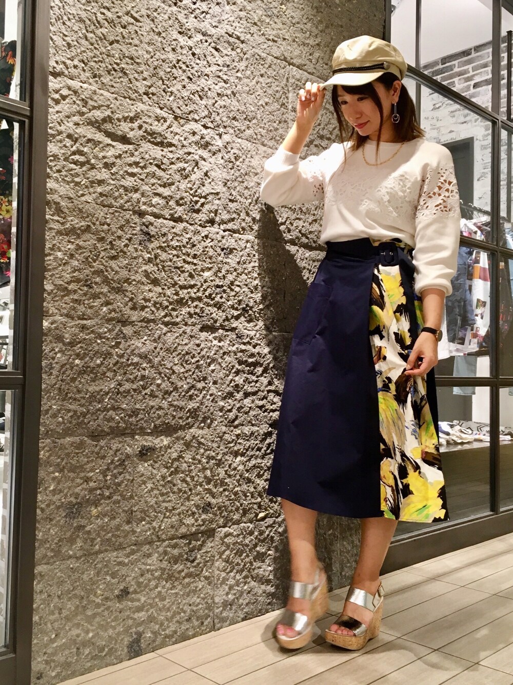 「スカート、花柄、キャスケット、ロングスカート、休日スタイル、春色、シンプルコーデ、春コーデ、オトナカジュアル、はるコーデ」｜「LOVELESSのアイテム（キャスケット、ベージュ系）」を使った、mikaさん（レディース・169cm）の春コーディネートの1枚目の写真