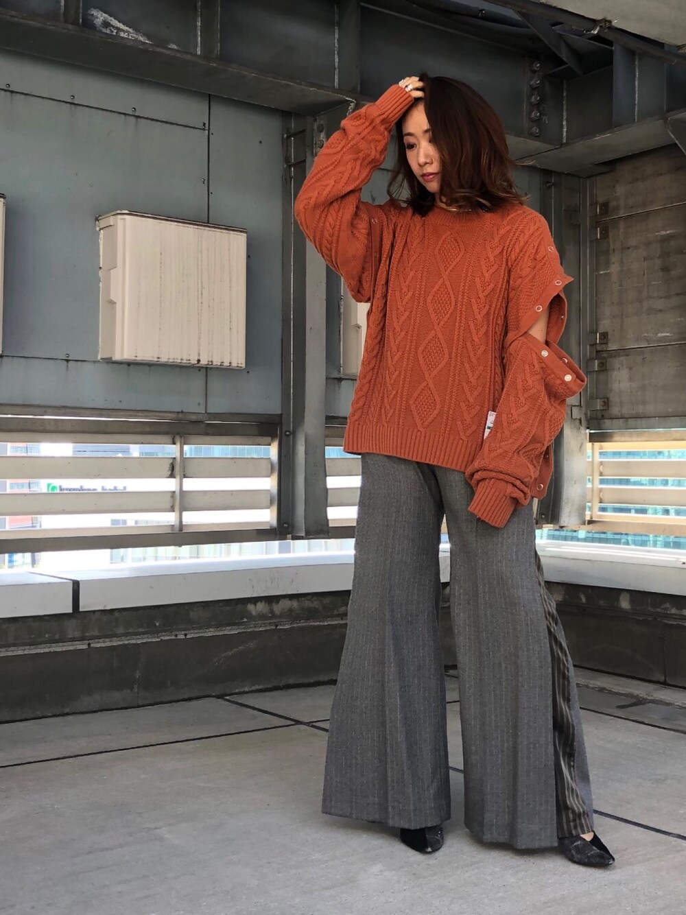 「ビッグシルエット、MIHARAYASUHIRO、大人コーデ、LOVELESS、シンプルコーデ、カジュアルコーデ、秋、高身長女子、ニットコーデ、オトナ女子」｜「MIHARAYASUHIROのアイテム（ニット/セーター、オレンジ系）」を使った、mikaさん（レディース・169cm）の秋コーディネートの1枚目の写真