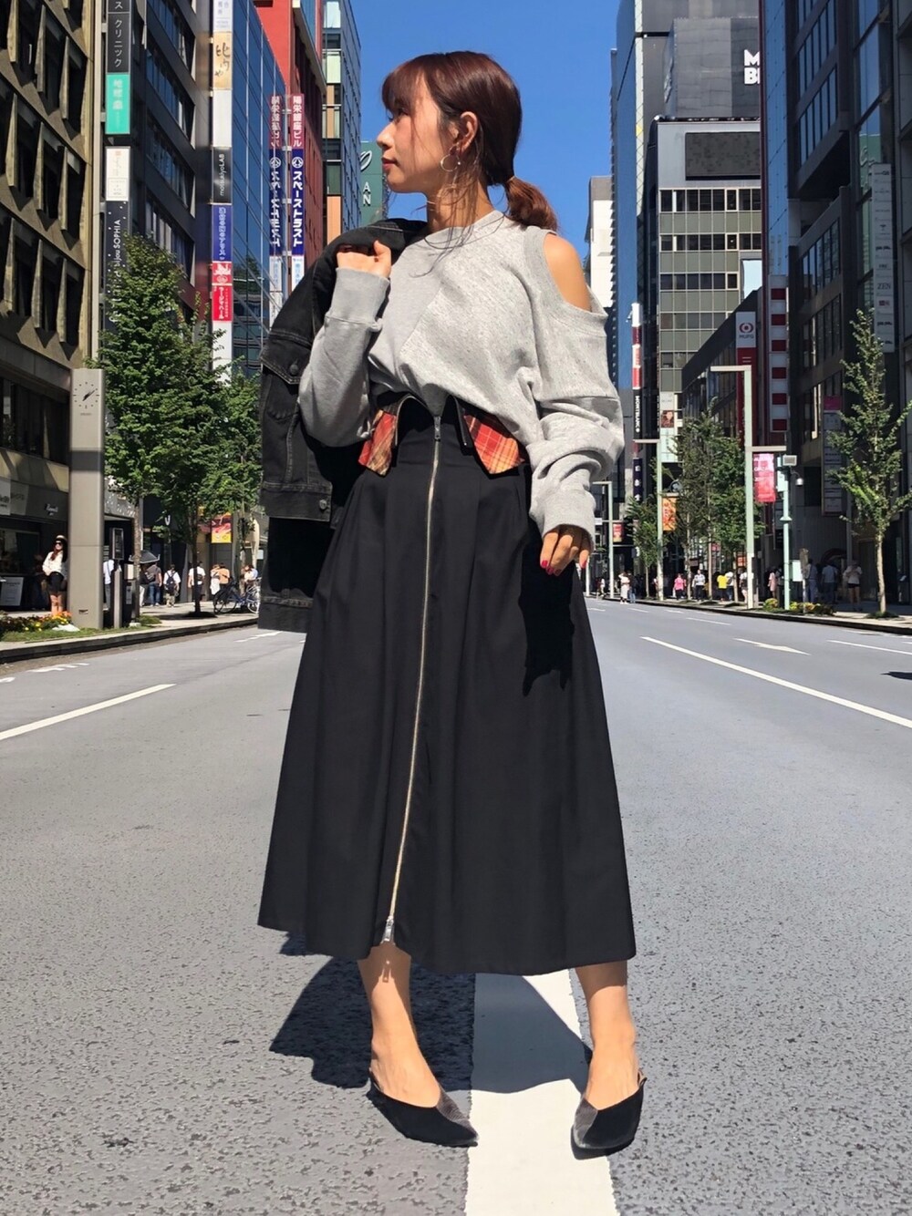 「カジュアル、シンプル、秋のコーデ、ロングスカート、LOVELESS、ゆるコーデ、オトナカジュアル、秋冬、MaisonMIHARAYASUHIRO」｜「Maison MIHARA YASUHIROのアイテム（トップス、グレー系）」を使った、mikaさん（レディース・169cm）の秋コーディネートの1枚目の写真