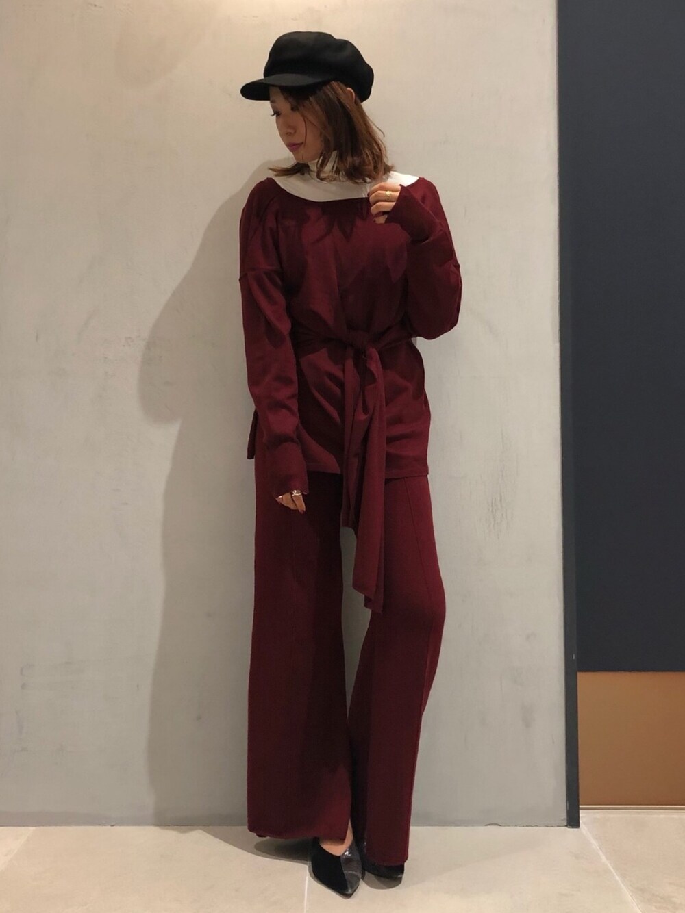 「ニット、シンプル、ワントーンコーデ、秋のコーデ、キレイめ、LOVELESS、フレアパンツ、ゆるコーデ、オトナカジュアル、秋冬」｜「LOVELESSの【otonaMUSE10月号掲載】カシュクール 2WAY プルオーバー（ニット/セーター、レッド系）」を使った、mikaさん（レディース・169cm）の秋コーディネートの1枚目の写真
