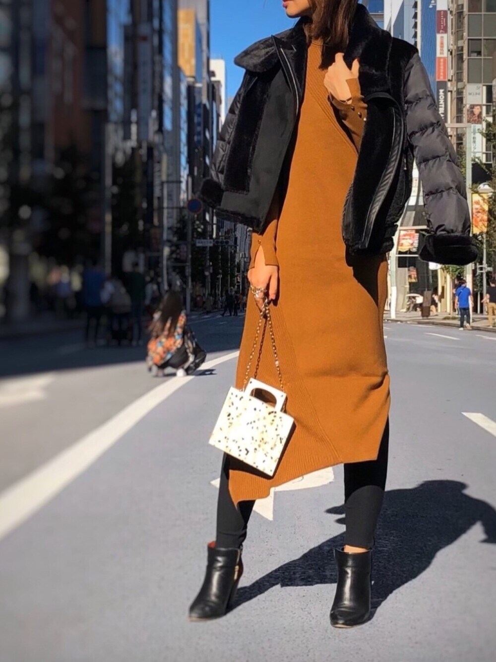 「ニット、カジュアル、シンプル、ニットワンピース、大人カジュアル、休日スタイル、ブラウン、LOVELESS、ゆるコーデ、秋コーデ」｜「LOVELESSの◆◆エコファーコンビ ライダース ダウン（ダウンジャケット/コート、ブラック系）」を使った、mikaさん（レディース・169cm）の秋コーディネートの1枚目の写真