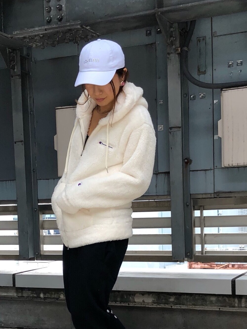 「キャップ、パーカー、スニーカーコーデ、休日スタイル、Champion、LOVELESS、カジュアルコーデ、オトナカジュアル、高身長女子、秋冬コーデ」｜「LOVELESSの【Safari10月号掲載】ポリクレストロゴ キャップ（キャップ、ホワイト系）」を使った、mikaさん（レディース・169cm）の秋コーディネートの1枚目の写真
