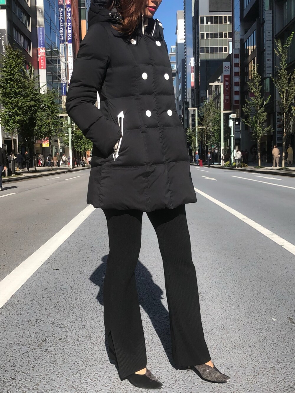 「アウター、ダウンジャケット、シンプル、ダウン、タートルネック、ニットパンツ、LOVELESS、シンプルコーデ、オトナカジュアル、otonamuse」｜「LOVELESSのアシンメトリー ヘム タートルネック（Tシャツ/カットソー、ホワイト系）」を使った、mikaさん（レディース・169cm）の秋コーディネートの1枚目の写真