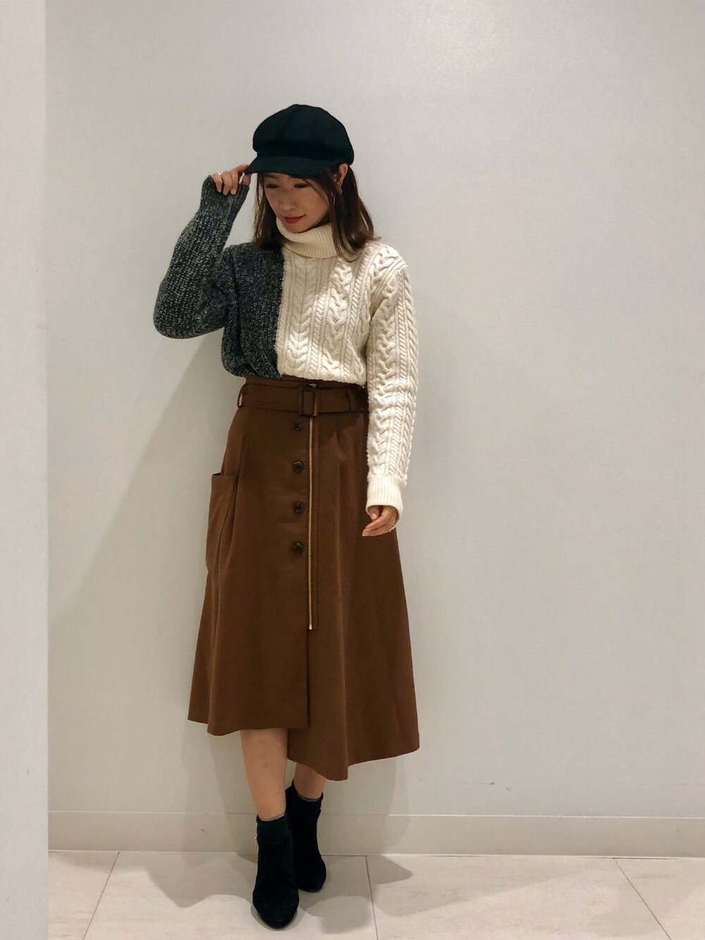 「カジュアル、冬コーデ、タートルネック、ブラウン、LOVELESS、シンプルコーデ、ゆるコーデ、大人ガーリー、オトナカジュアル、秋コーデ」｜「LOVELESSのブラックウール キャスケット（ハット、ブラック系）」を使った、mikaさん（レディース・169cm）の秋コーディネートの1枚目の写真