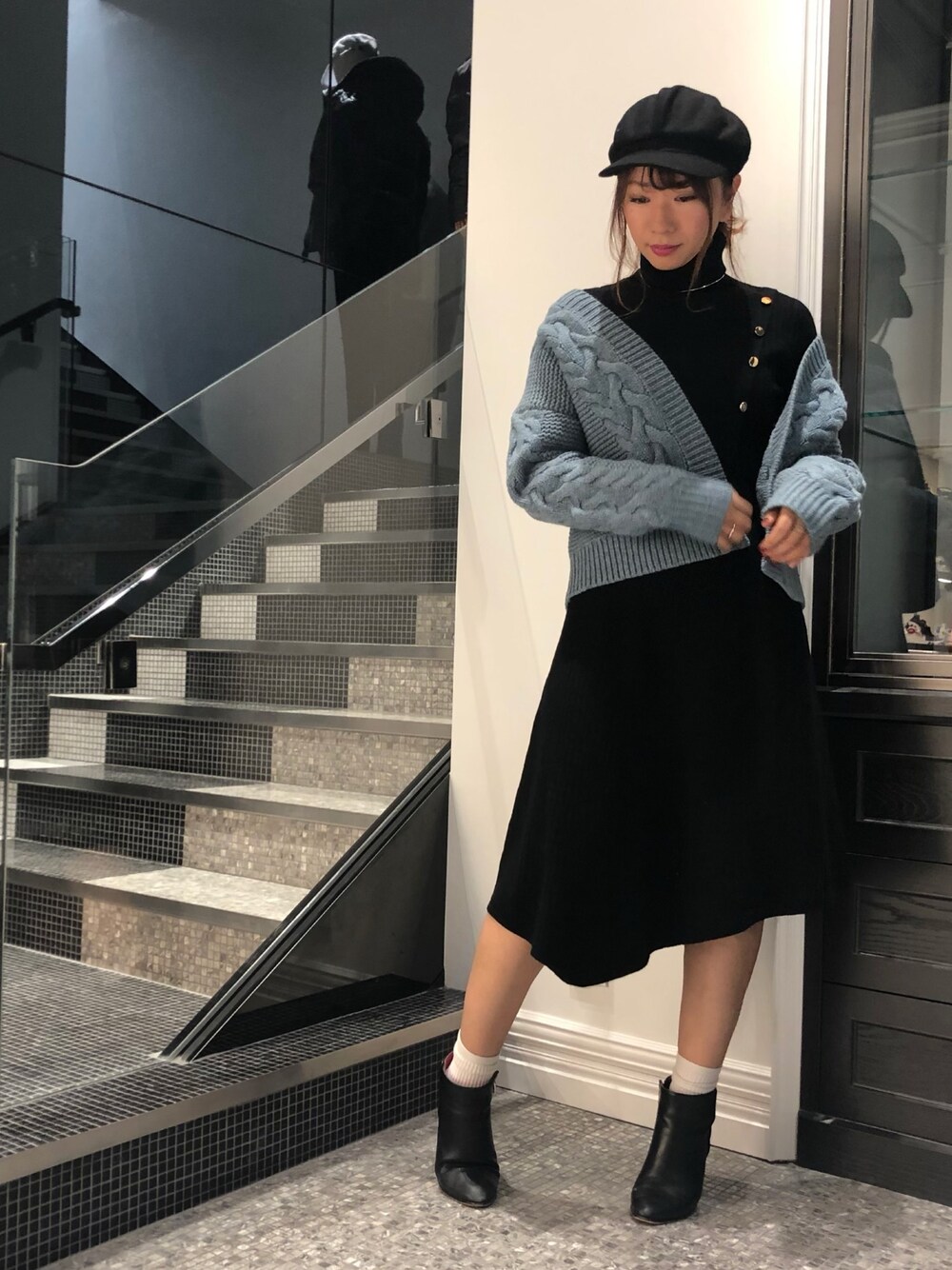 「カーディガン、ニット、ケーブルニット、冬コーデ、ニットワンピース、LOVELESS、シンプルコーデ、大人ガーリー、秋コーデ、オトナ女子」｜「LOVELESSのアイテム（カーディガン/ボレロ、ブルー系）」を使った、mikaさん（レディース・169cm）の秋コーディネートの1枚目の写真