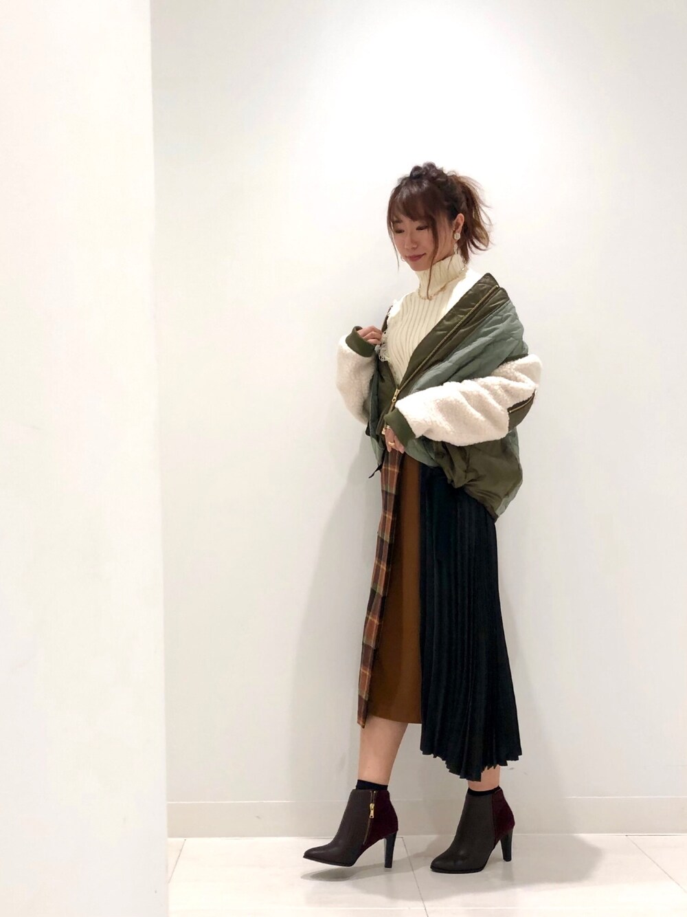 「ビッグシルエット、大人カジュアル、もこもこ、LOVELESS、シンプルコーデ、カジュアルガーリー、ラクチンコーデ、ニットコーデ、冬アウター、ボリューム袖」｜「Frei EAの【Frei EA】ボアスリーブMA-1（MA-1、グリーン系）」を使った、mikaさん（レディース・169cm）の冬コーディネートの1枚目の写真