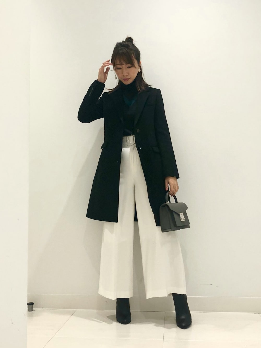 「ビッグシルエット、シンプル、チェスターコート、グレー、ショートブーツ、冬、タートルネックニット、きれいめカジュアル、LOVELESS、オトナカジュアル」｜「LOVELESSのマスキュリン チェスターコート（チェスターコート、ブラック系）」を使った、mikaさん（レディース・169cm）の冬コーディネートの1枚目の写真