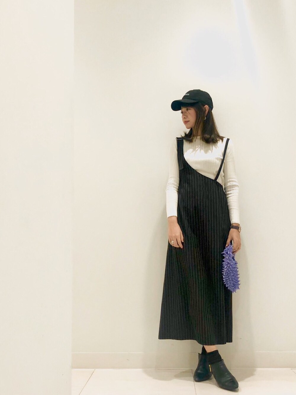 「カジュアル、シンプル、大人カジュアル、デート、fashion、LOVELESS、ラフコーデ、ワンショルダー、今日のコーデ、ワンヒース」｜「LOVELESSの【Safari10月号掲載】ポリクレストロゴ キャップ（キャップ、ブラック系）」を使った、mikaさん（レディース・169cm）の春コーディネートの1枚目の写真