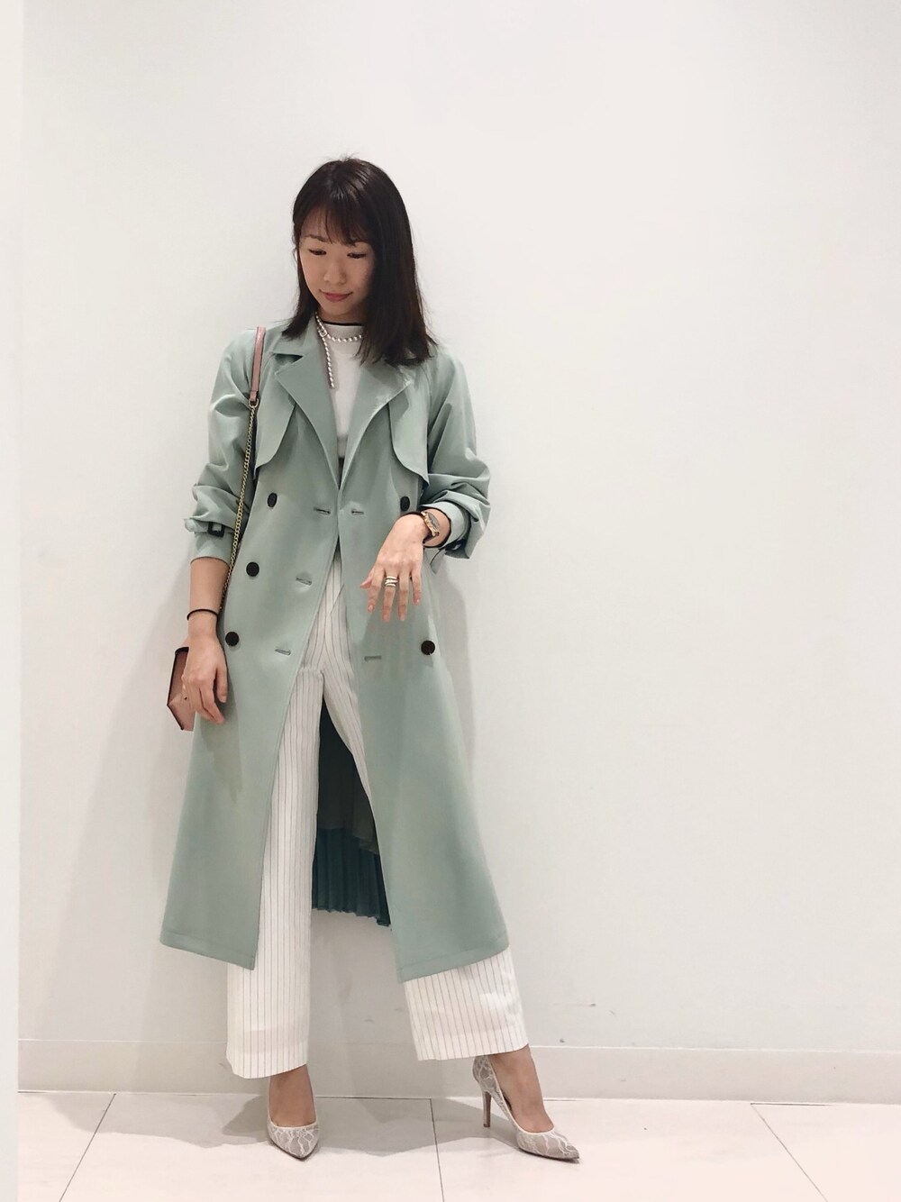 「グリーン、トレンチコート、ナチュラル、大人カジュアル、ワイドパンツ、ミントグリーン、LOVELESS、春、シンプルコーデ、春コーデ」｜「LOVELESSのバックプリーツ トレンチ（トレンチコート、グリーン系）」を使った、mikaさん（レディース・169cm）の春コーディネートの1枚目の写真