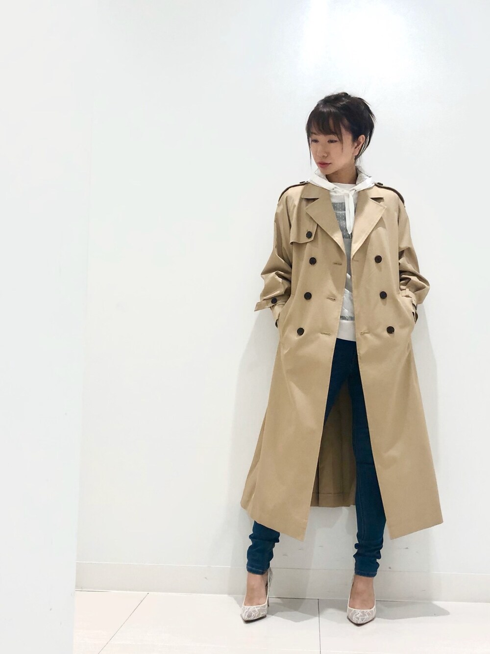 「デニム、トレンチコート、パーカー、ナチュラル、大人カジュアル、LOVELESS、春、シンプルコーデ、春コーデ、ISKOデニム」｜「LOVELESSのアイテム（パーカー、ホワイト系）」を使った、mikaさん（レディース・169cm）の春コーディネートの1枚目の写真
